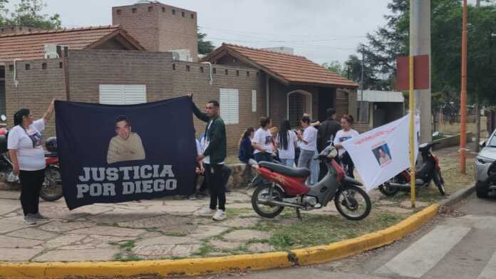 Tras una protesta frente a Tribunales, el fiscal Mazzuchi recibió a la familia de Diego Pérez