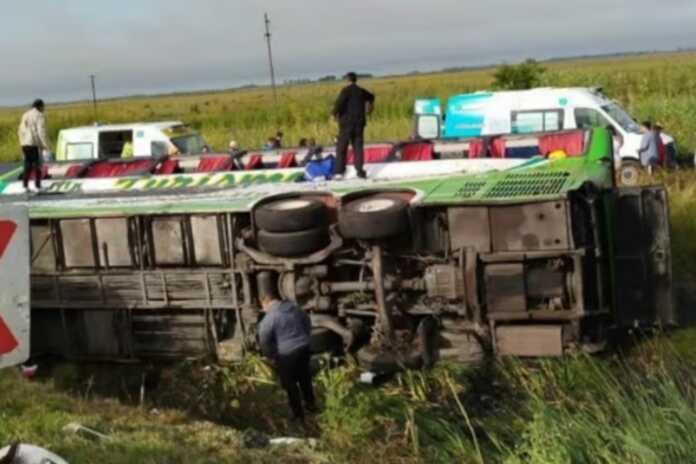 Volcó un micro en la Ruta 2: al menos dos muertos y decenas de heridos