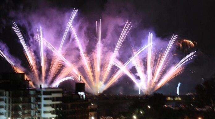 Ya comenzaron los trabajos: Carlos Paz recibe el Año Nuevo con fuegos artificiales y posible show de drones
