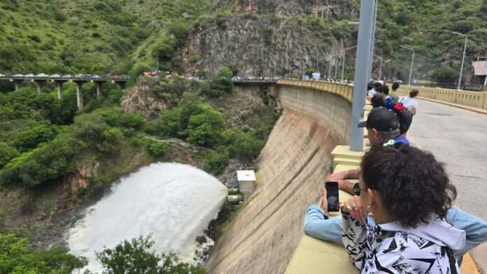 Fotos y video: Abren una válvula del Dique San Roque y vuelve la “cola de novia” tras las lluvias