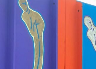 Artistas pintaron el mural en homenaje a los Premios Carlos