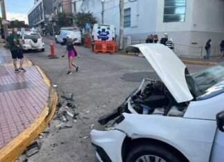 Chocaron un auto y una ambulancia en Carlos Paz: un mujer terminó hospitalizada