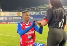 Un futbolista le pide la mano a su novia en el campo… ¡y rompen tres días después!