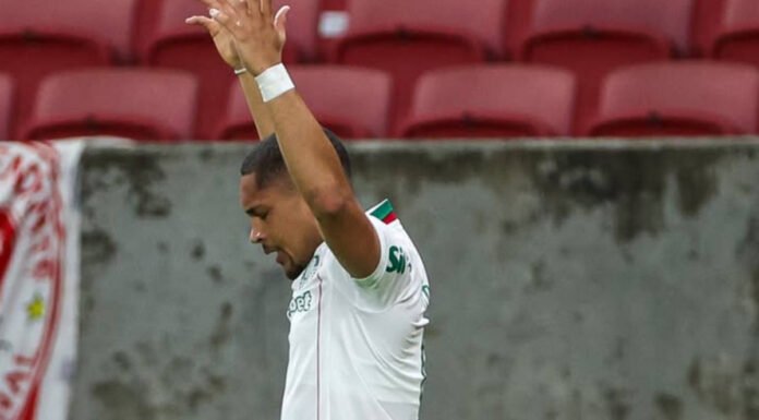 Vitor Roque toca el cielo en Brasil y Neymar no sale del infierno