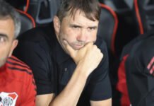 Agitado debut de Coudet en River: tres penaltis, dos expulsados… y victoria