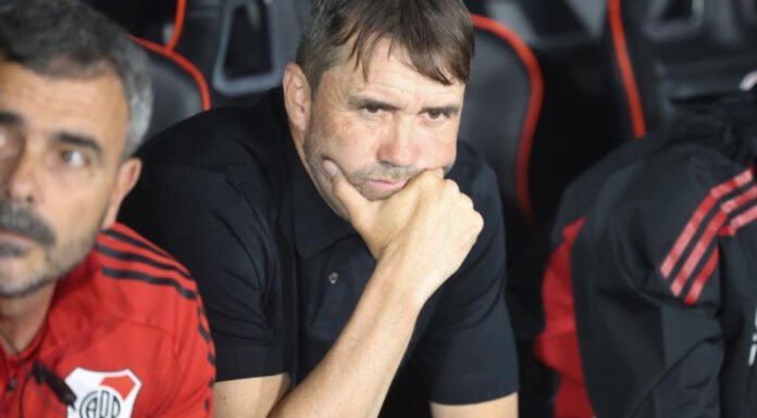 Agitado debut de Coudet en River: tres penaltis, dos expulsados… y victoria