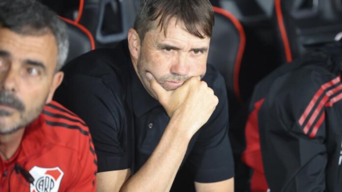 Agitado debut de Coudet en River: tres penaltis, dos expulsados..