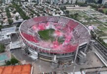 Coudet se presenta con River Plate en el estadio más lleno del mundo