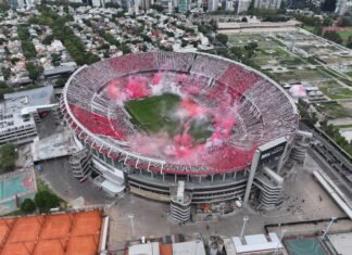 Coudet se presenta con River Plate en el estadio más lleno del mundo