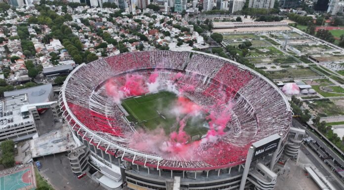 Coudet se presenta con River Plate en el estadio más lleno del mundo