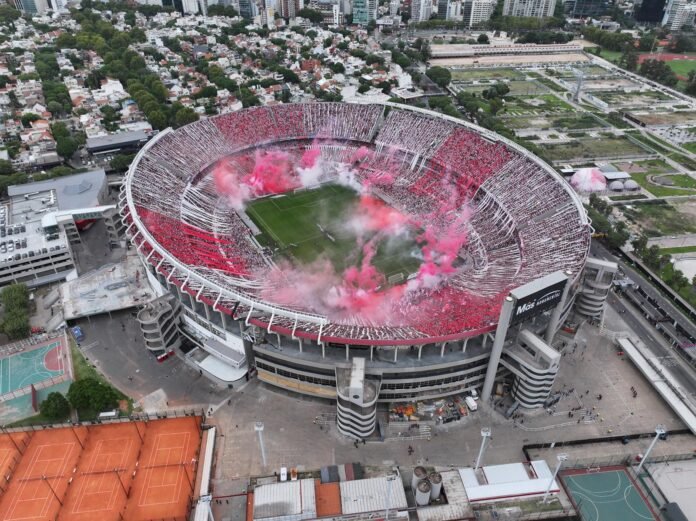 Coudet se presenta con River Plate en el estadio más lleno del mundo