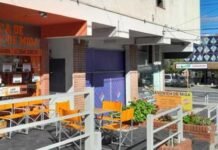 Entró armado a una fábrica de sándwiches en Carlos Paz y escapó con dinero, celulares y mercadería