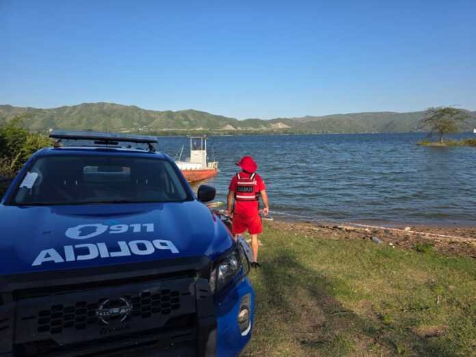 Tragedia en el lago: Un hombre murió tras el vuelco de una lancha en el San Roque